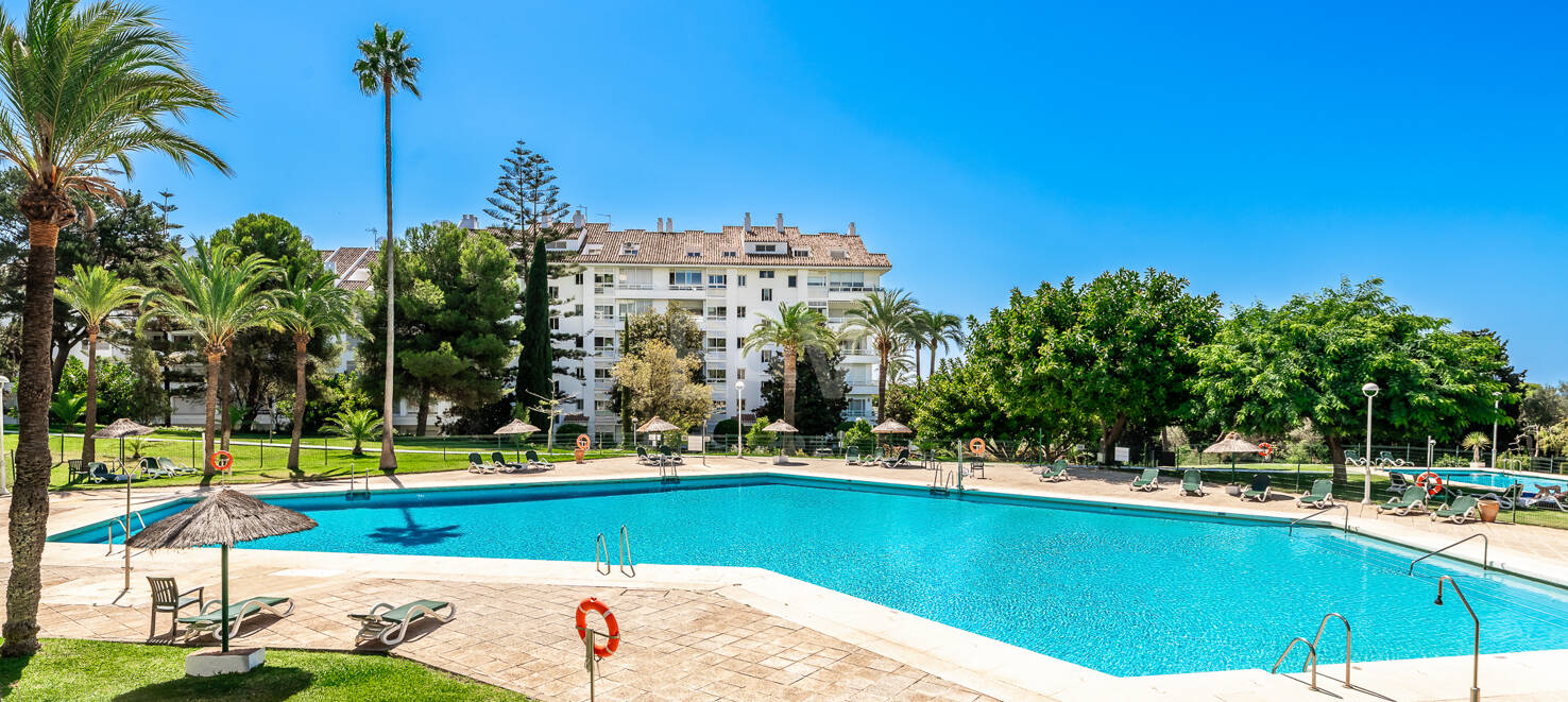 Moderno apartamento con vistas al mar y a poca distancia de Marbella