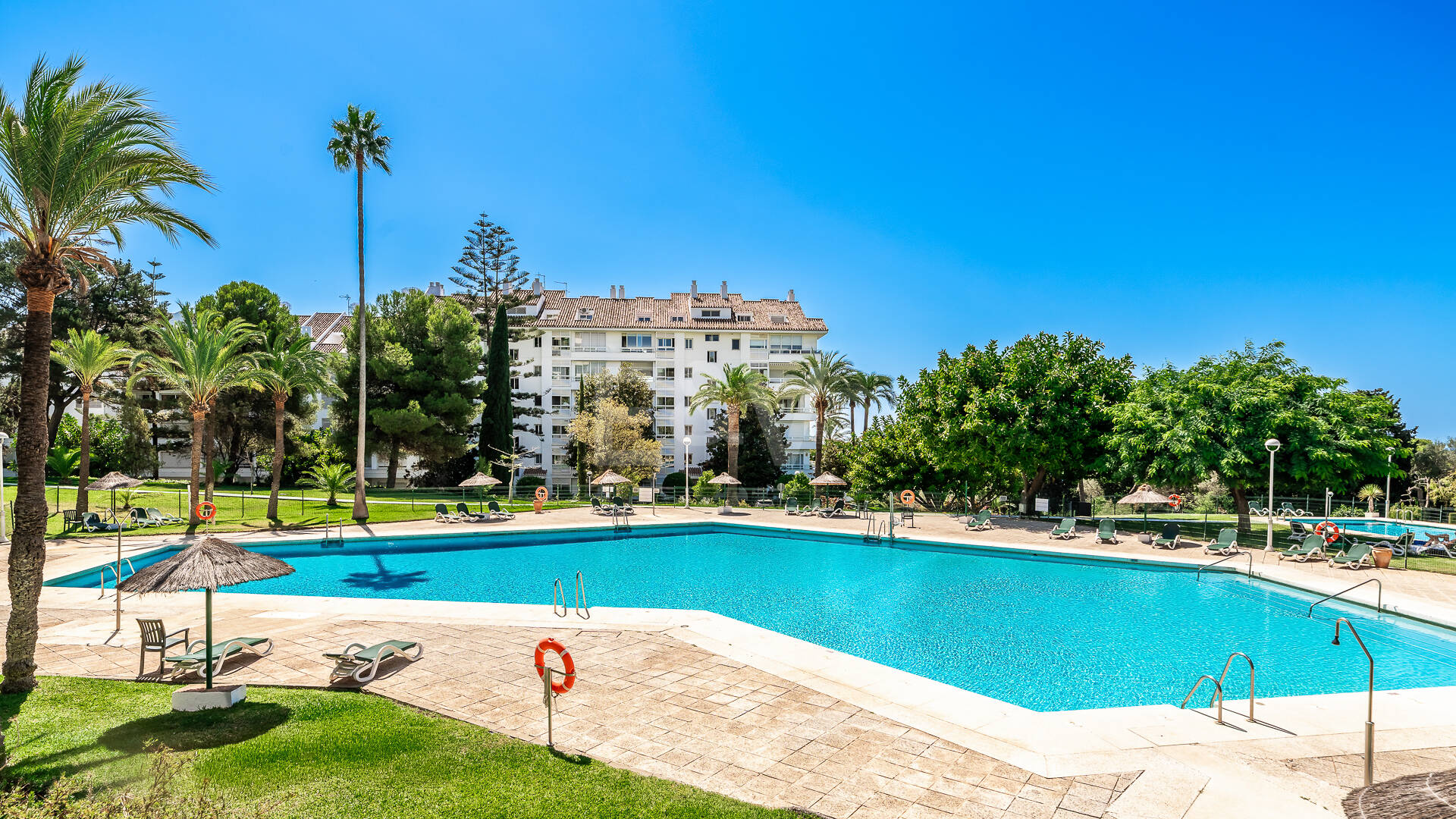 Modernes Apartment mit atemberaubendem Meerblick, nur wenige Gehminuten vom Strand und dem Golfplatz entfernt