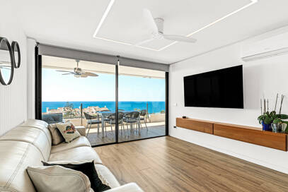 Appartement moderne avec vue magnifique sur la mer à distance de marche de la plage et du parcours de golf