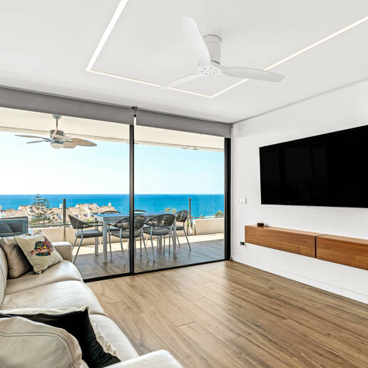 Moderno apartamento con vistas al mar y a poca distancia de Marbella