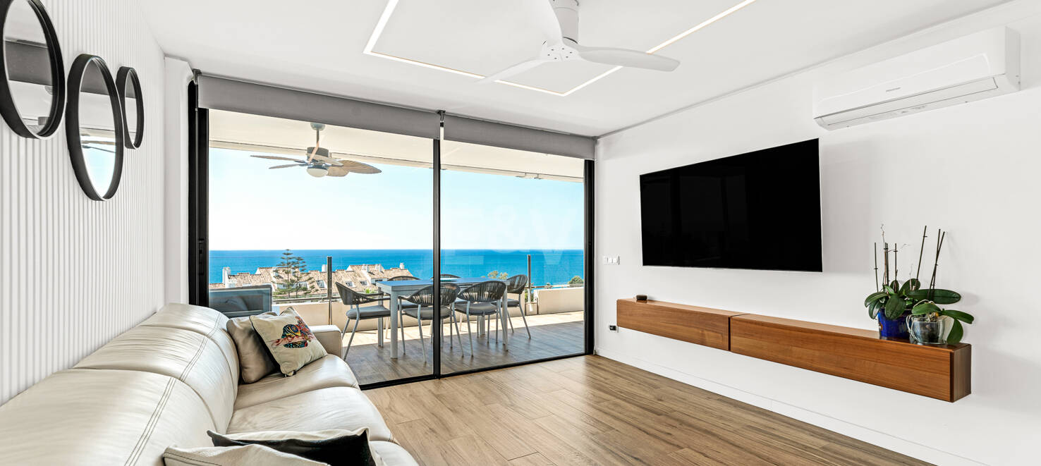 Moderno apartamento con vistas al mar y a poca distancia de Marbella