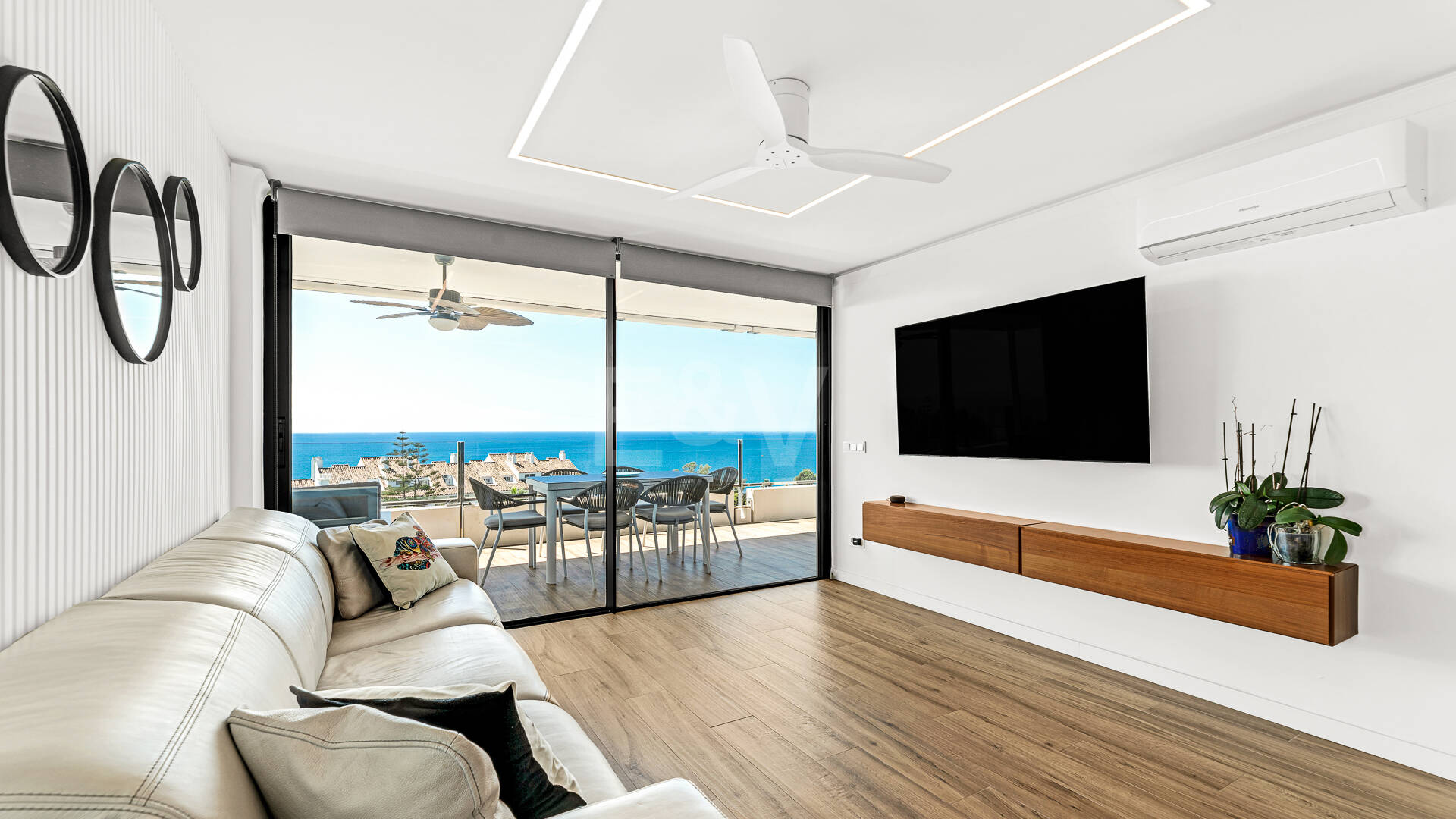 Modernes Apartment mit atemberaubendem Meerblick, nur wenige Gehminuten vom Strand und dem Golfplatz entfernt