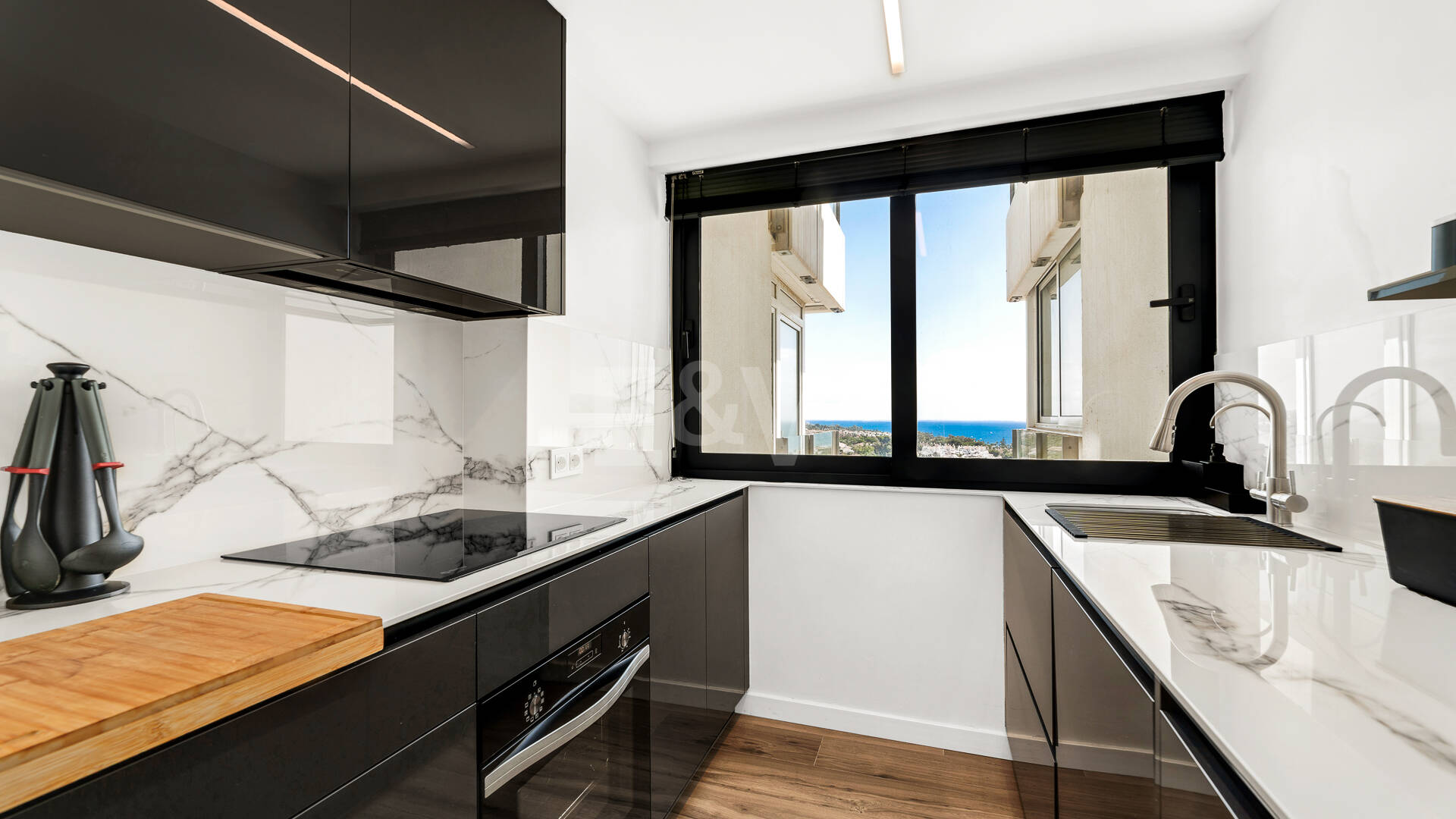 Modernes Apartment mit atemberaubendem Meerblick, nur wenige Gehminuten vom Strand und dem Golfplatz entfernt