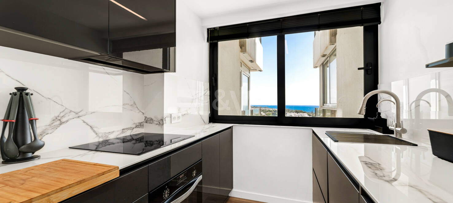 Moderno apartamento con vistas al mar y a poca distancia de Marbella
