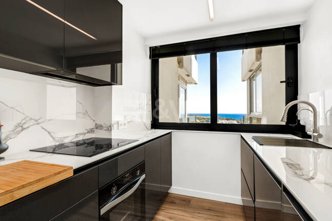 Appartement moderne avec vue magnifique sur la mer à distance de marche de la plage et du parcours de golf