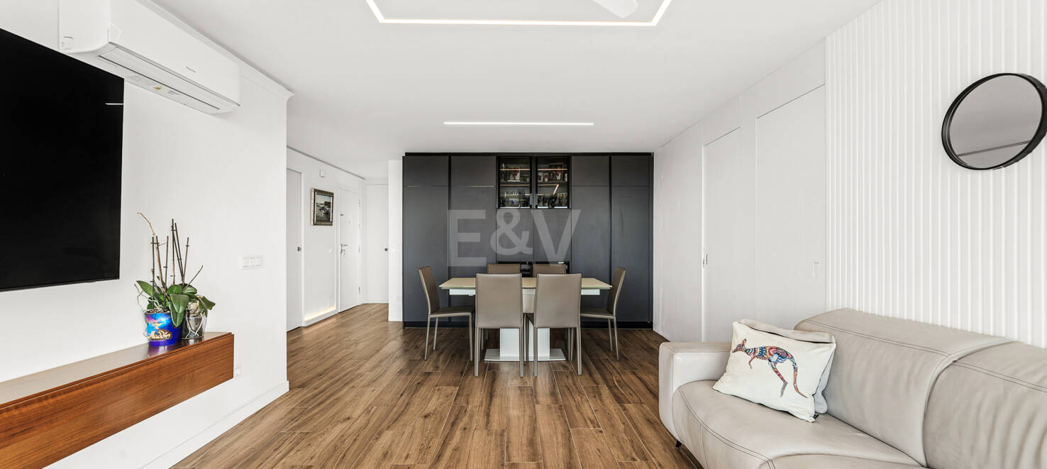 Moderno apartamento con vistas al mar y a poca distancia de Marbella