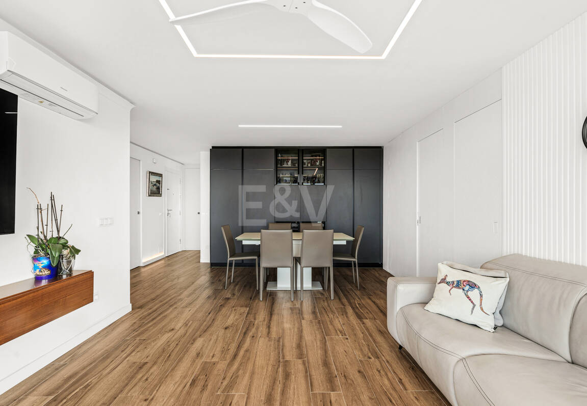 Appartement moderne avec vue magnifique sur la mer à distance de marche de la plage et du parcours de golf