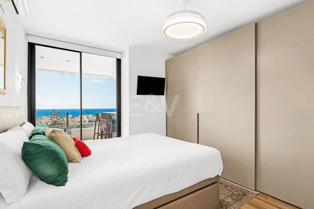 Appartement moderne avec vue magnifique sur la mer à distance de marche de la plage et du parcours de golf