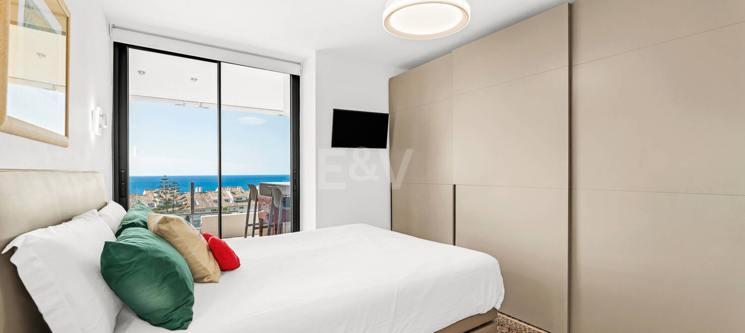 Moderno apartamento con vistas al mar y a poca distancia de Marbella
