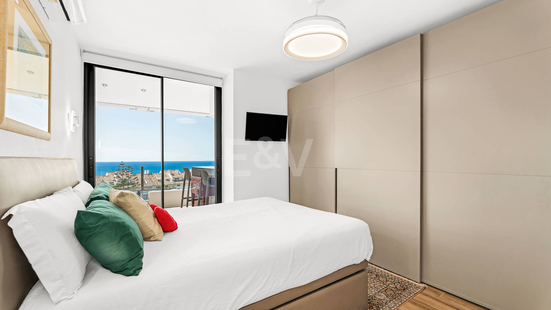 Appartement moderne avec vue magnifique sur la mer à distance de marche de la plage et du parcours de golf