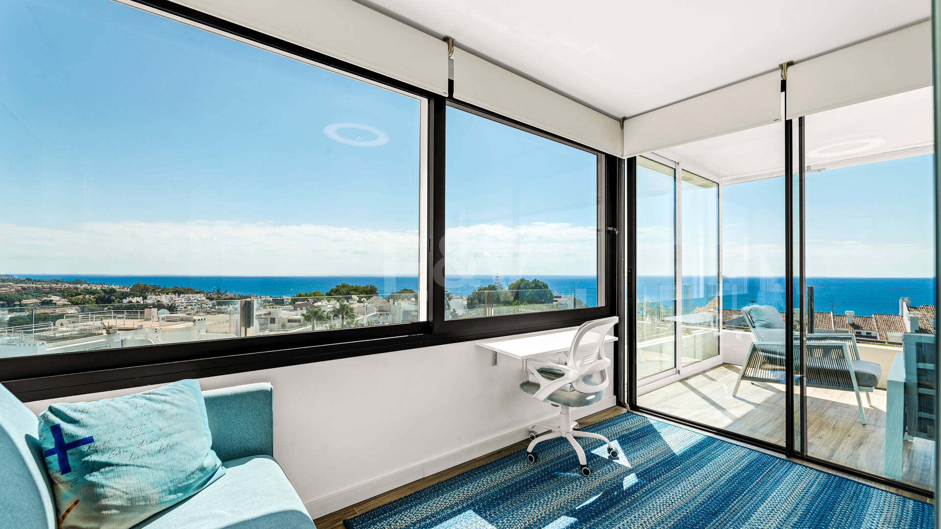 Modernes Apartment mit atemberaubendem Meerblick, nur wenige Gehminuten vom Strand und dem Golfplatz entfernt