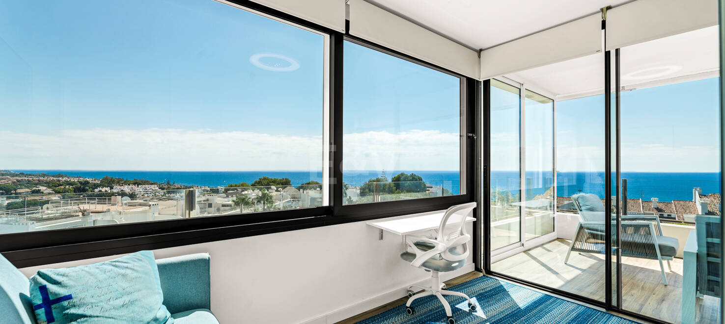Moderno apartamento con vistas al mar y a poca distancia de Marbella