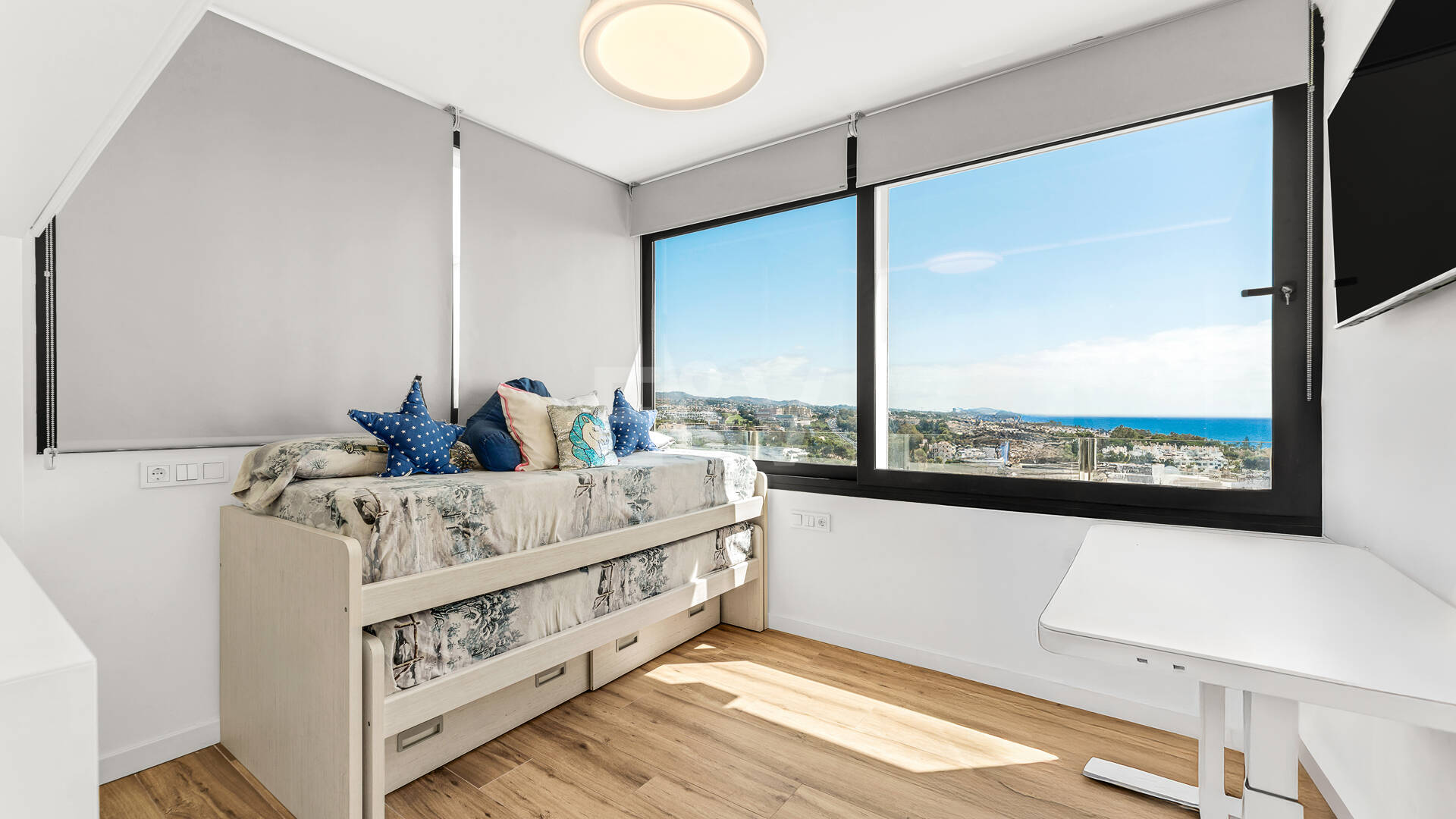 Appartement moderne avec vue magnifique sur la mer à distance de marche de la plage et du parcours de golf