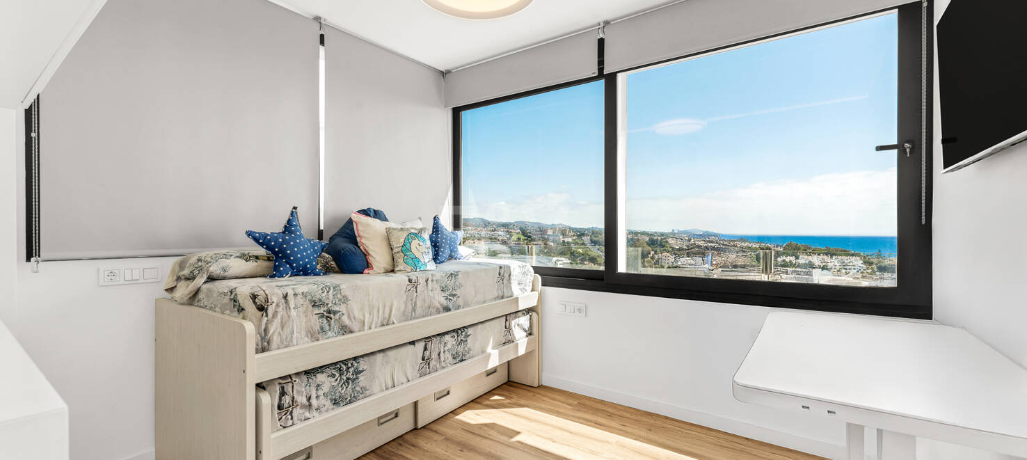 Moderno apartamento con vistas al mar y a poca distancia de Marbella
