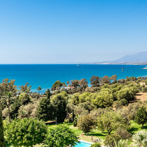 Moderno apartamento con vistas al mar y a poca distancia de Marbella