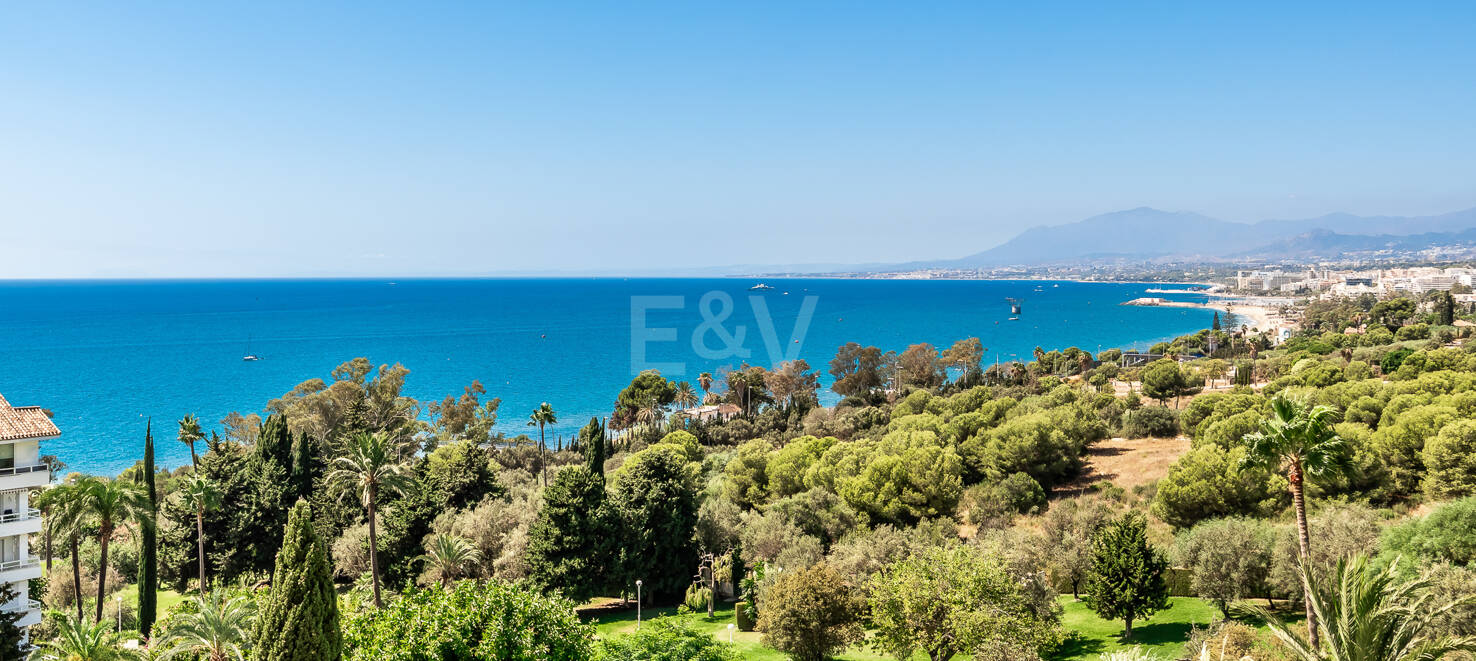 Moderno apartamento con vistas al mar y a poca distancia de Marbella