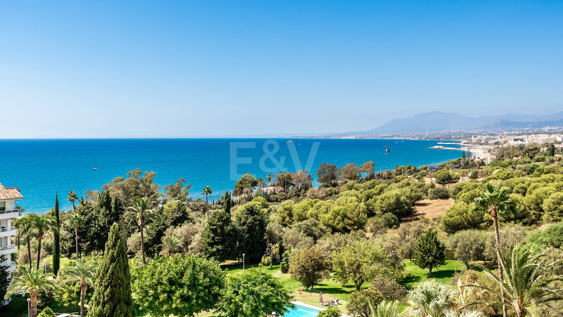 Appartement moderne avec vue magnifique sur la mer à distance de marche de la plage et du parcours de golf