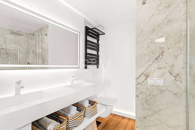 Appartement moderne avec vue magnifique sur la mer à distance de marche de la plage et du parcours de golf