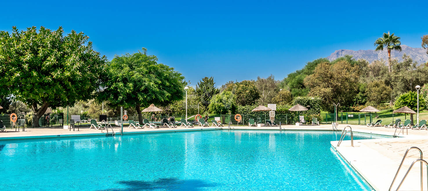 Moderno apartamento con vistas al mar y a poca distancia de Marbella
