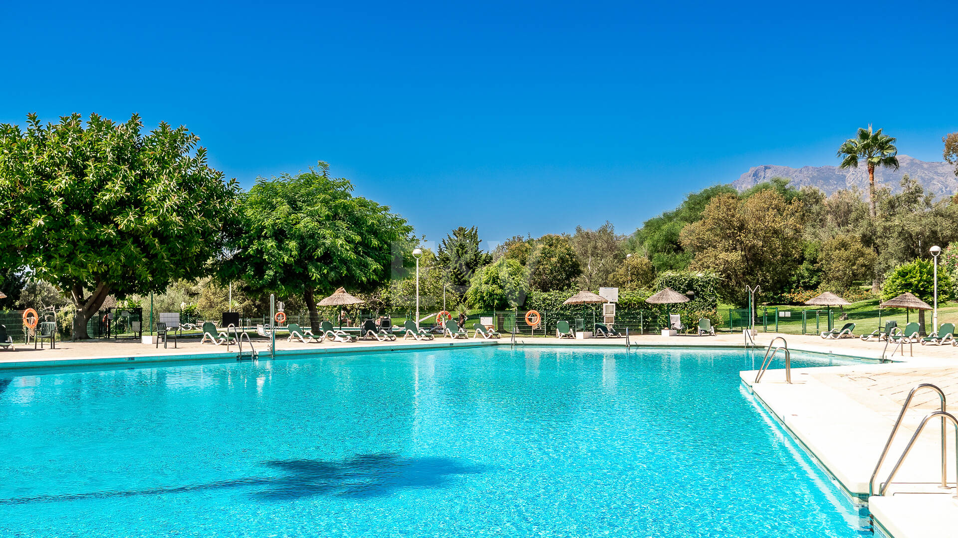 Modernes Apartment mit atemberaubendem Meerblick, nur wenige Gehminuten vom Strand und dem Golfplatz entfernt
