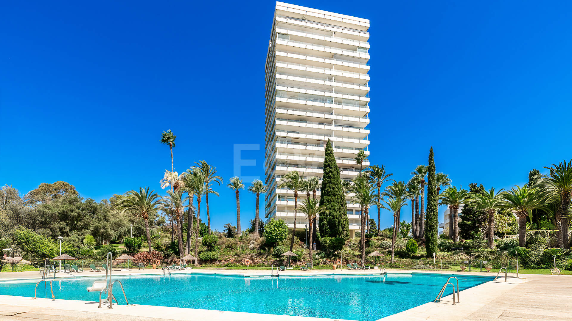Modernes Apartment mit atemberaubendem Meerblick, nur wenige Gehminuten vom Strand und dem Golfplatz entfernt