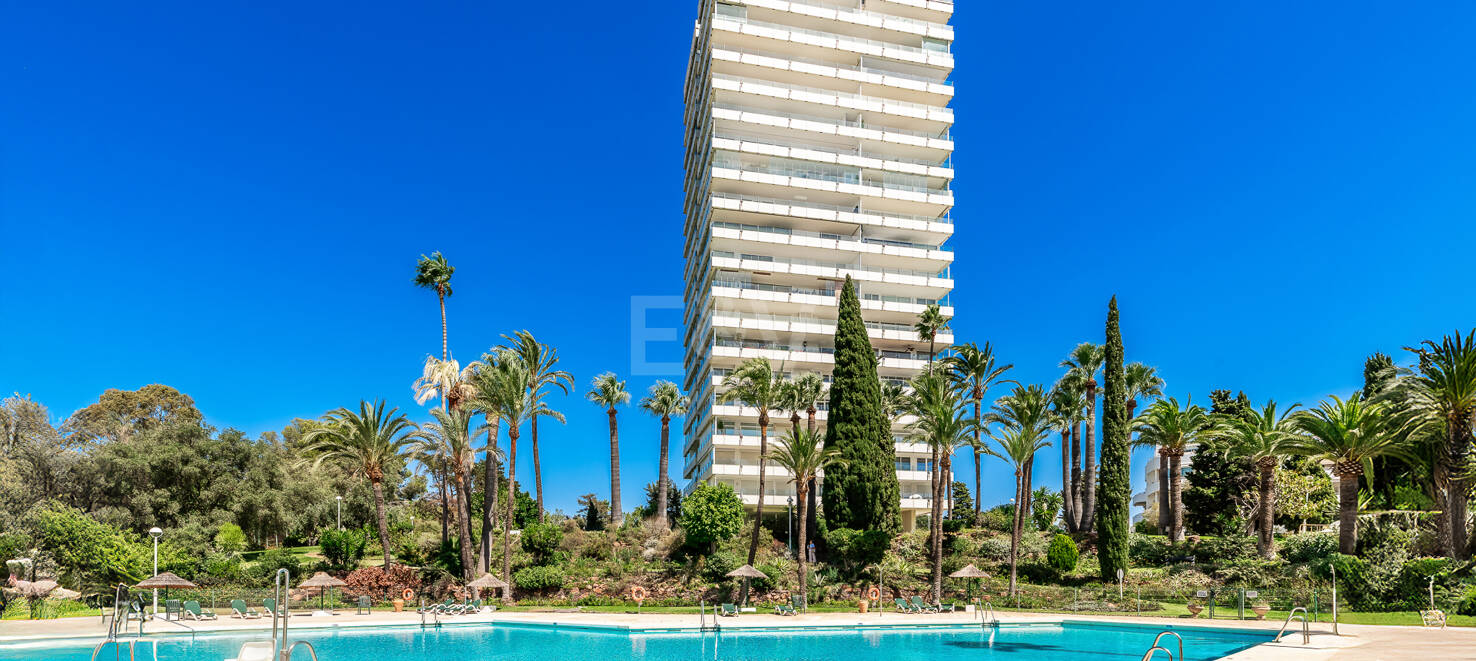 Moderno apartamento con vistas al mar y a poca distancia de Marbella