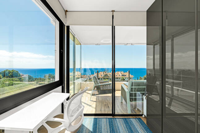 Appartement moderne avec vue magnifique sur la mer à distance de marche de la plage et du parcours de golf