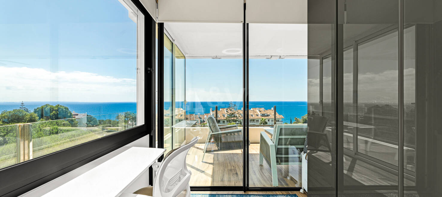 Moderno apartamento con vistas al mar y a poca distancia de Marbella