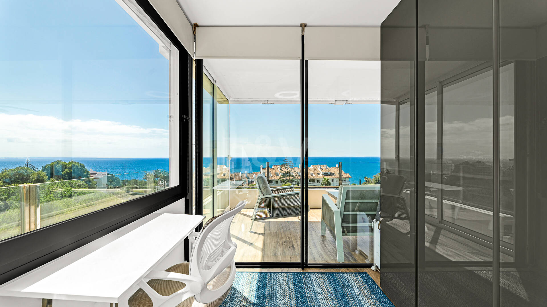 Modernes Apartment mit atemberaubendem Meerblick, nur wenige Gehminuten vom Strand und dem Golfplatz entfernt