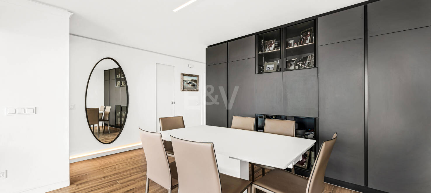 Moderno apartamento con vistas al mar y a poca distancia de Marbella