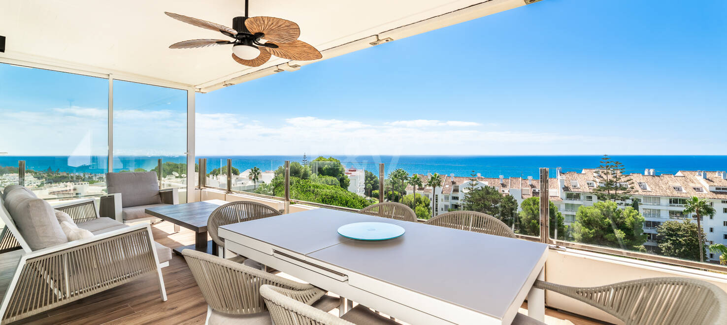 Moderno apartamento con vistas al mar y a poca distancia de Marbella