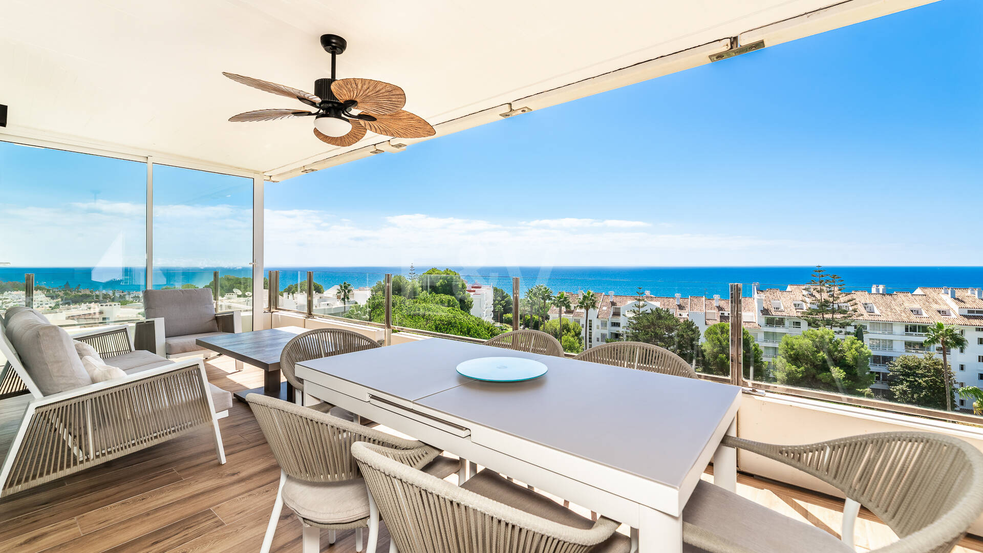 Appartement moderne avec vue magnifique sur la mer à distance de marche de la plage et du parcours de golf