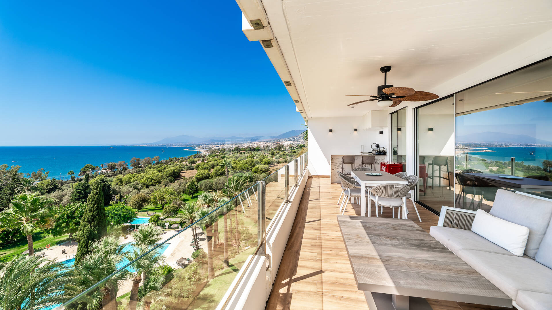 Modernes Apartment mit atemberaubendem Meerblick, nur wenige Gehminuten vom Strand und dem Golfplatz entfernt