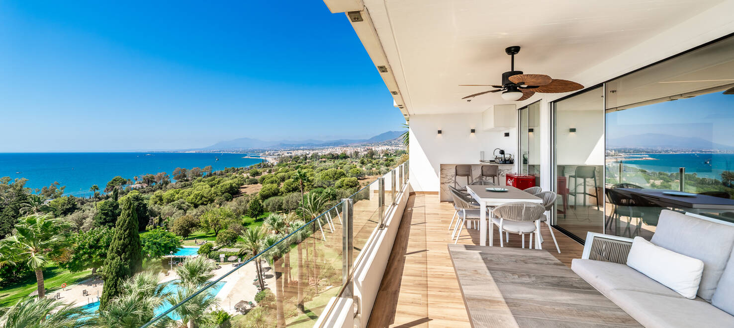 Moderno apartamento con vistas al mar y a poca distancia de Marbella