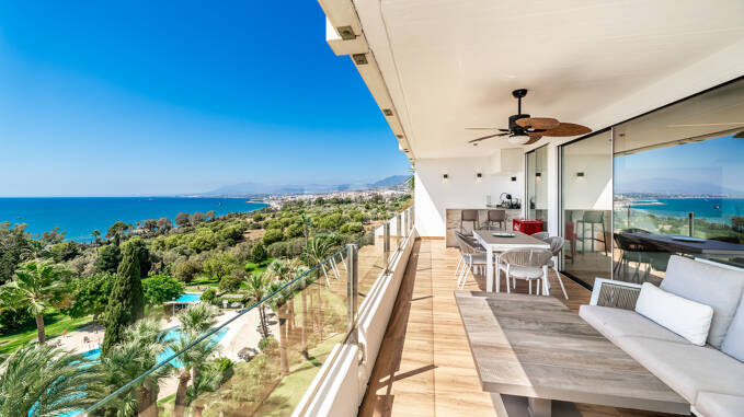 Moderno apartamento con impresionantes vistas al mar, a poca distancia de la playa y del campo de golf