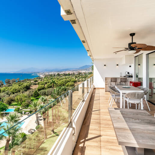 Moderno apartamento con vistas al mar y a poca distancia de Marbella