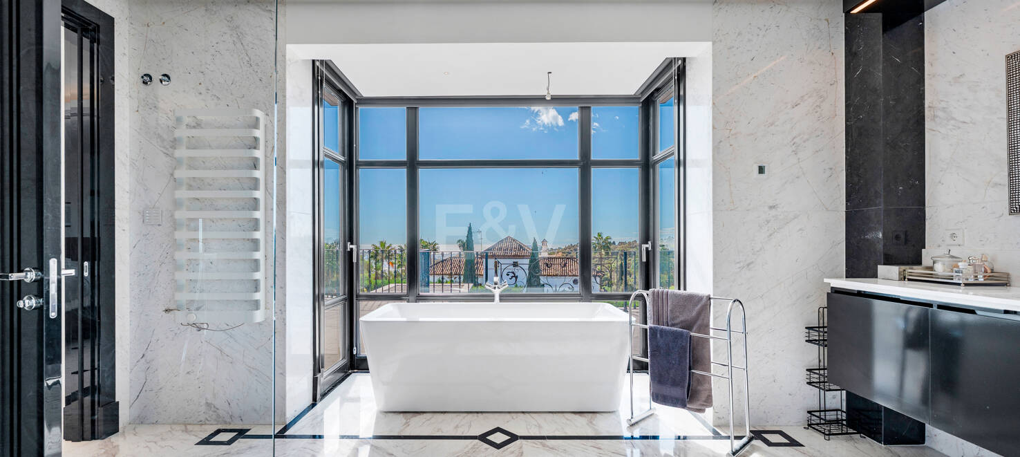 Grand Classical Villa med panoramautsikt över havet och Golf