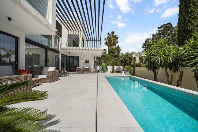 Modern Luxury Villa with Timeless Scandinavian Design Close to the Beach