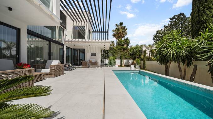 Moderne Luxusvilla mit zeitlosem skandinavischem Design nahe dem Strand