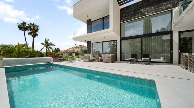 Moderne Luxusvilla mit zeitlosem skandinavischem Design nahe dem Strand