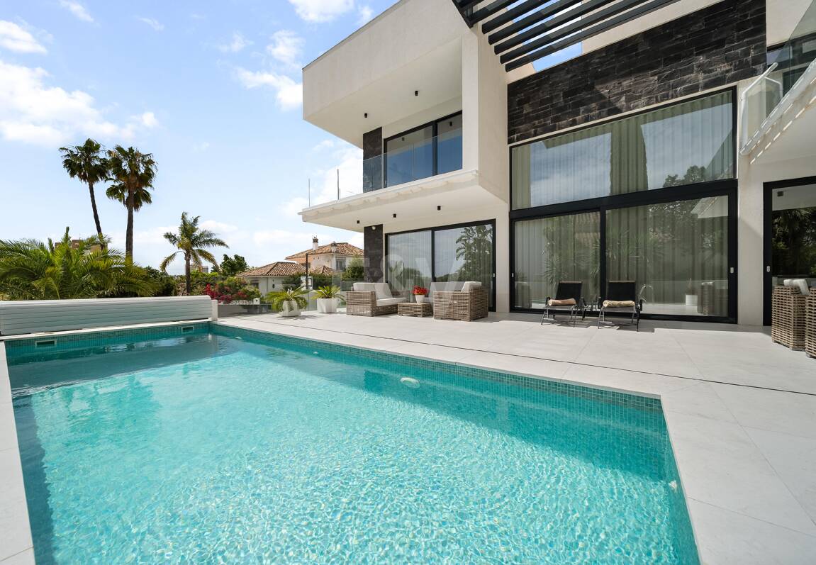 Modern Luxury Villa with Timeless Scandinavian Design Close to the Beach