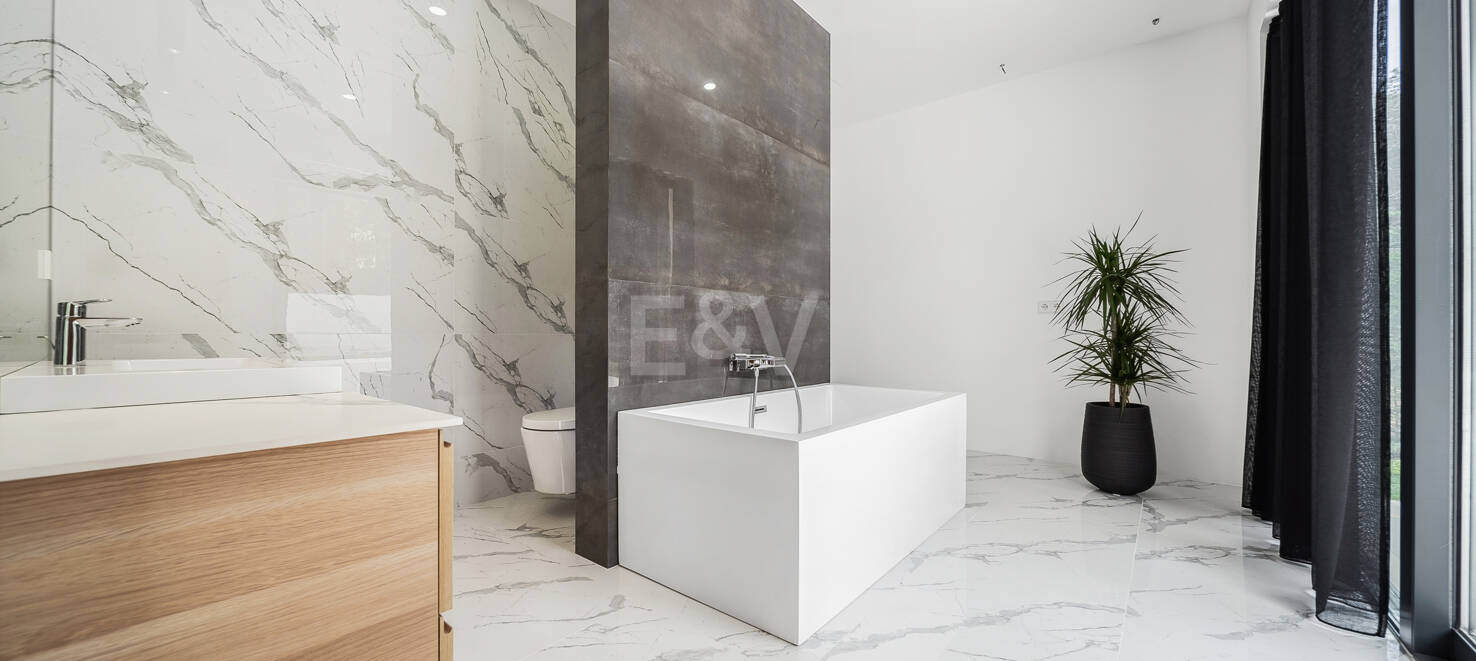 <Villa moderna con vistas al mar y montañas