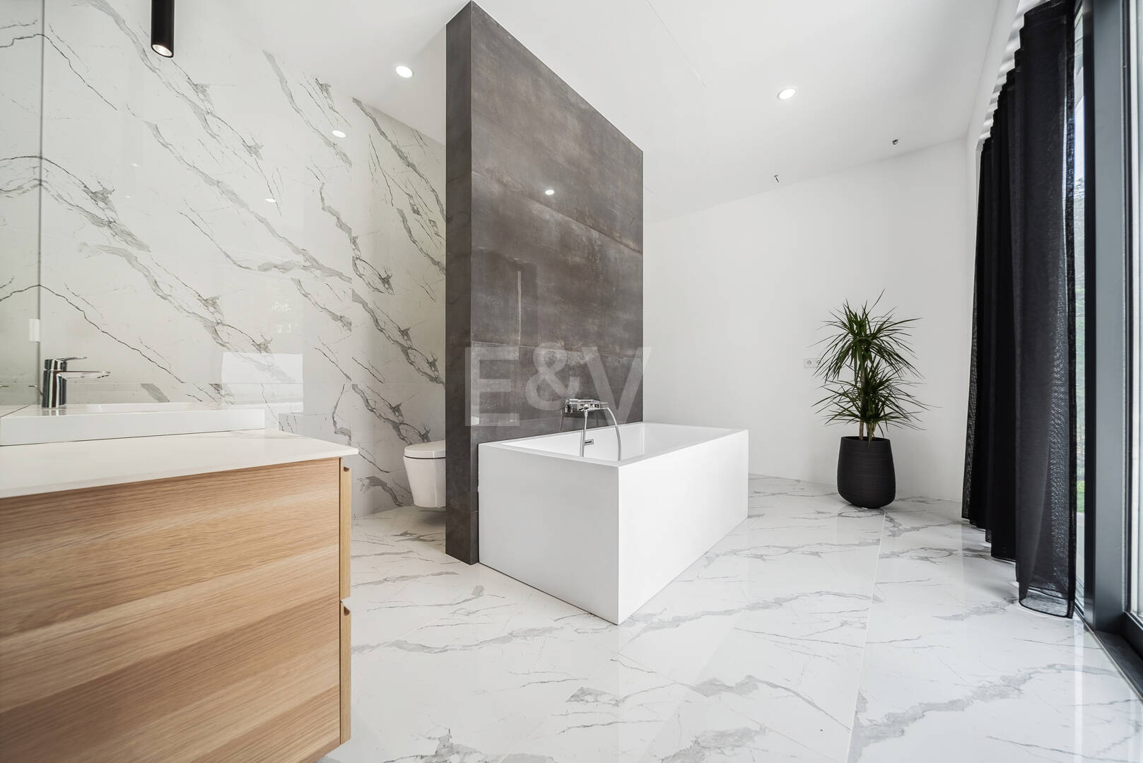 Modern Villa with Sea and Mountain Views