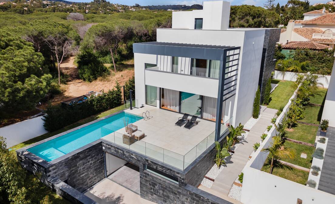 <Villa moderna con vistas al mar y montañas