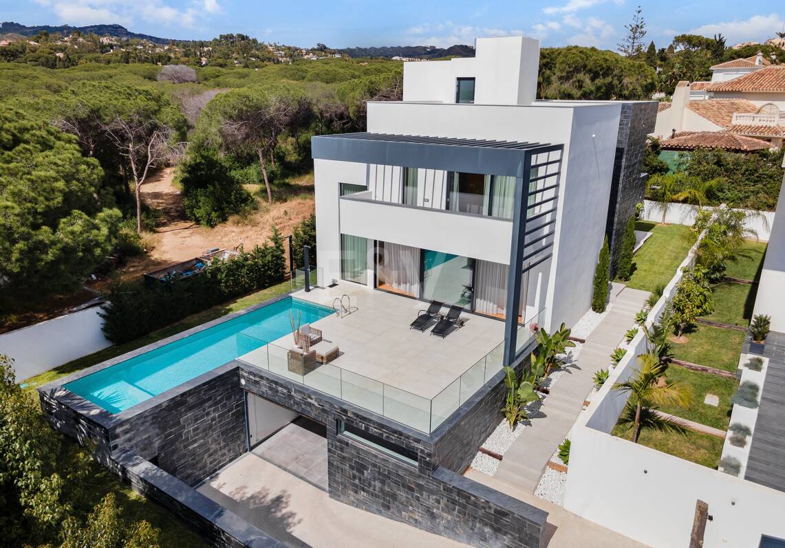 Villa de estilo contemporáneo con vistas al mar y la montaña