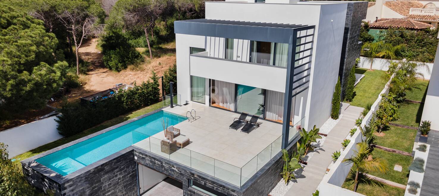 <Villa moderna con vistas al mar y montañas