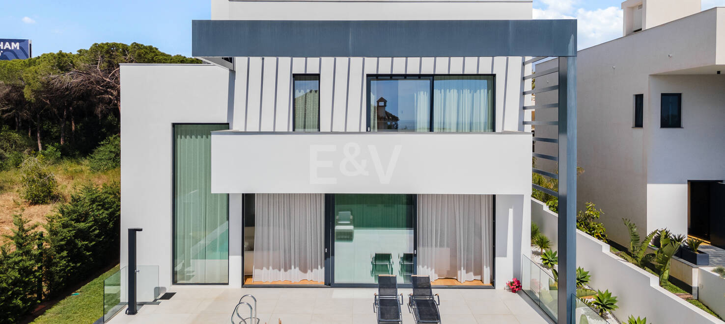 <Villa moderna con vistas al mar y montañas