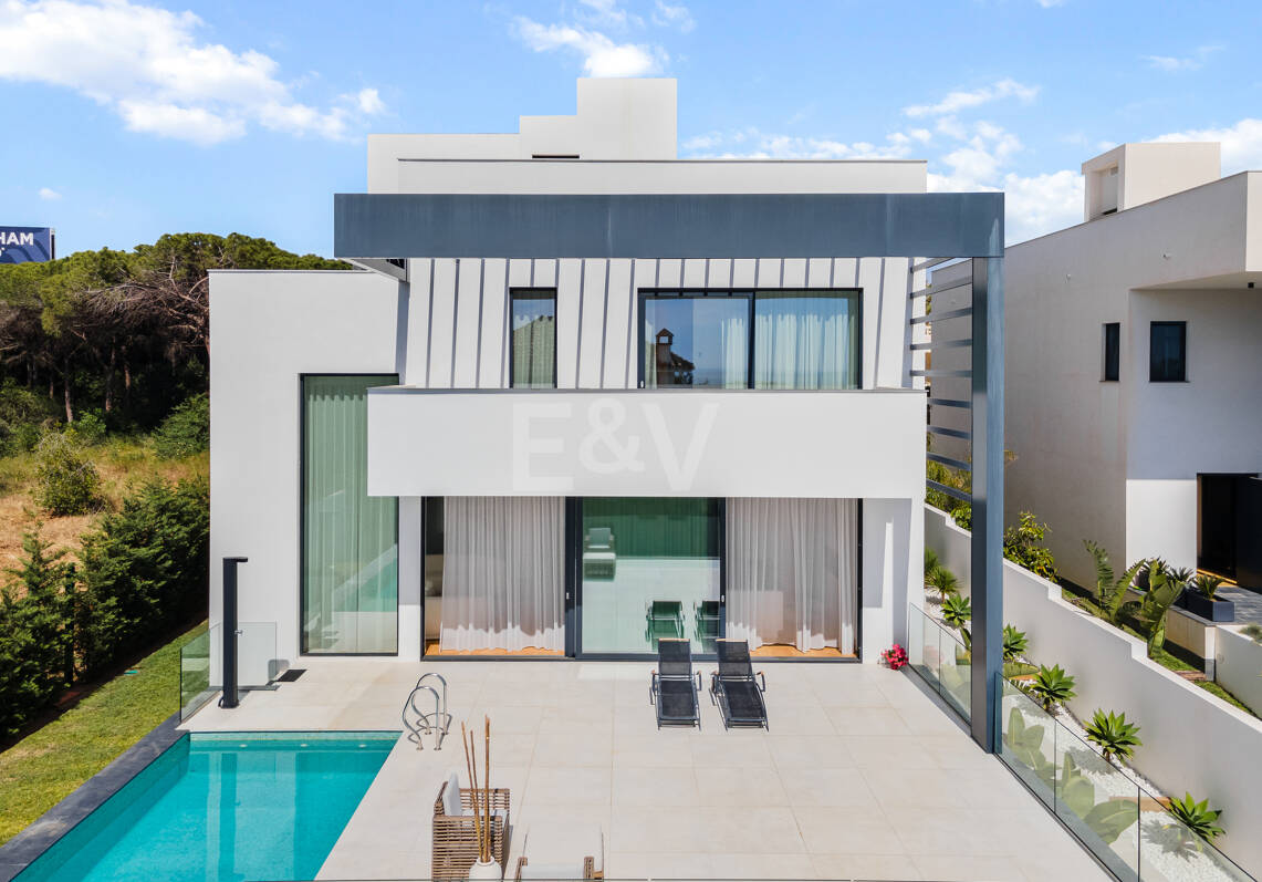 Villa de estilo contemporáneo con vistas al mar y la montaña