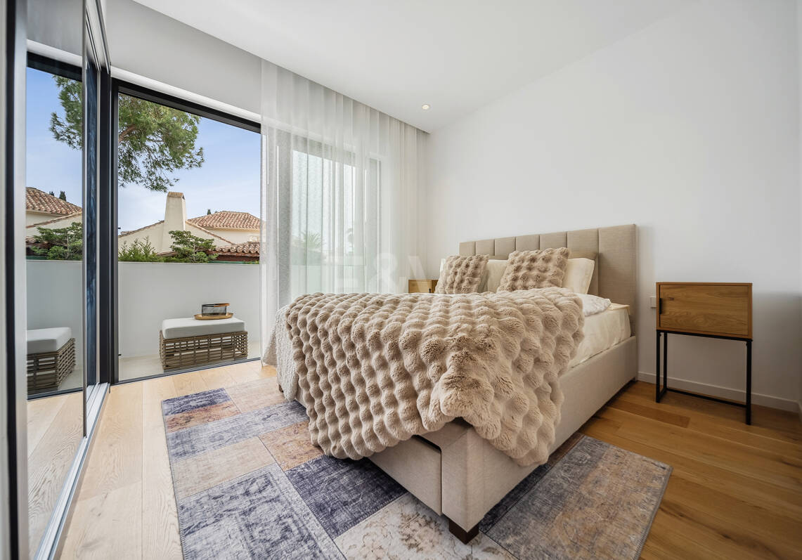Villa de estilo contemporáneo con vistas al mar y la montaña