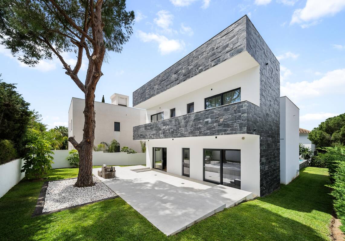 Villa de estilo contemporáneo con vistas al mar y la montaña